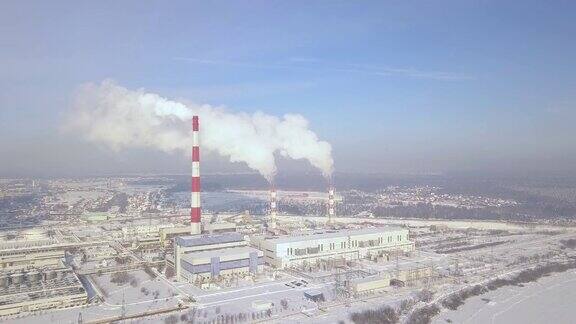 工业植物空中景观上冒烟的烟囱无人机在供暖工厂的工业区域的烟囱冬季城市锅炉管道及烟气