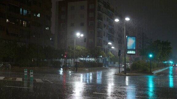 交通运输在街道下着夜雨