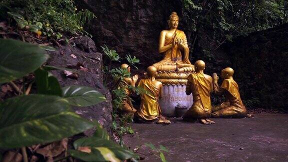 佛陀和沙弥雕像佛西山琅勃拉邦老挝放大