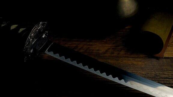 桌上的武士刀