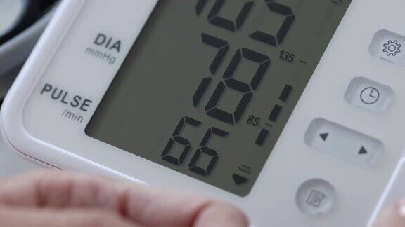 一名妇女用4k自动血压计测量动脉血压