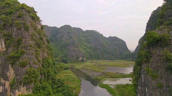 这是越南北部著名的旅游景点宁平地区美丽的石灰岩山脉的航拍照片去越南旅游