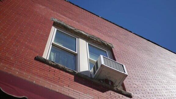 二楼公寓空调伸出窗外的建立镜头