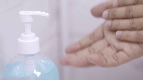 新的常态人类正在使用洗手液来保护covid-19病毒