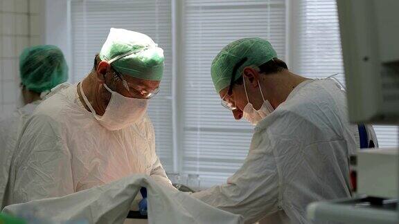4K两名经验丰富的外科医生在一家现代诊所里做手术