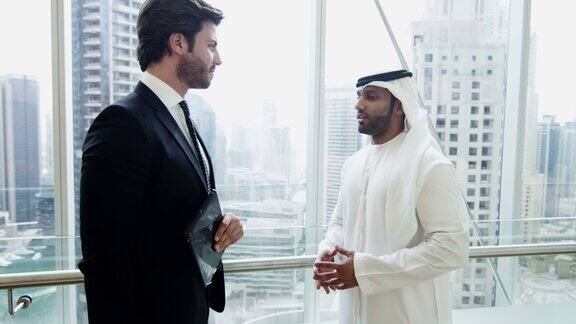 西方阿拉伯的国际商务人士正在与无线平板电脑会面