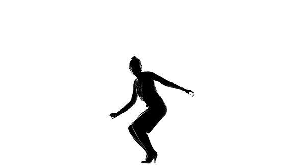 高大的社交拉丁舞女孩正在做动作跳舞在白色慢动作剪影