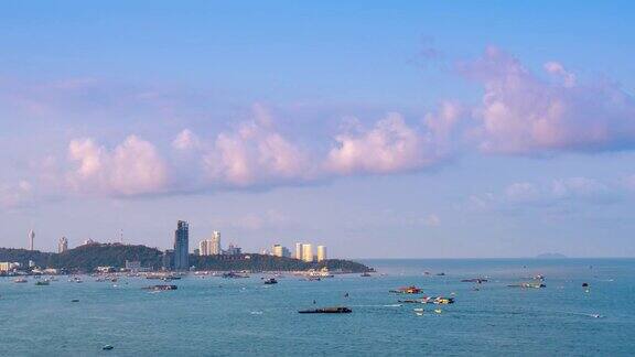 夕阳下的芭堤雅海滩和城市泰国