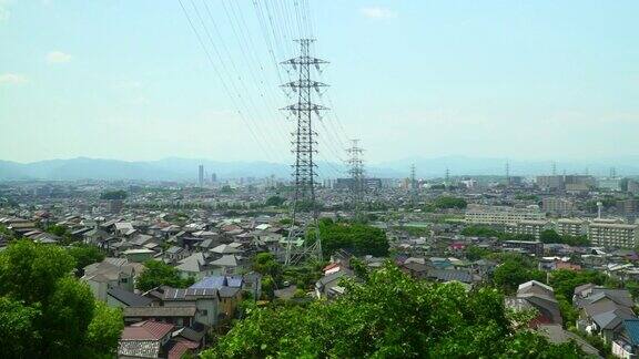 从山顶俯瞰住宅区的景色高压输电塔