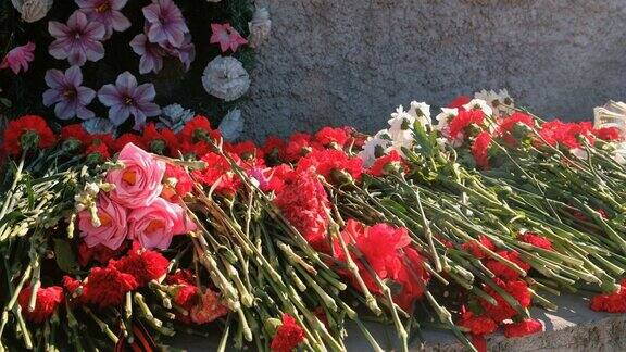 在世界大战胜利日纪念碑前摆放鲜花