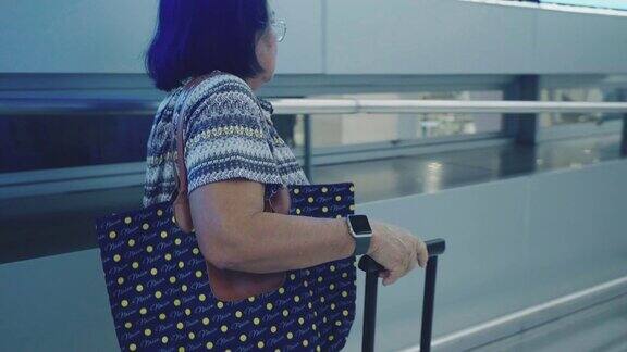 亚洲年长女性黑发提着手提箱