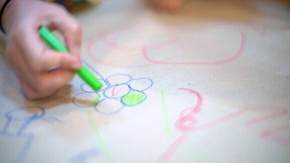 家长和孩子在家里或学校的白纸上画花的特写