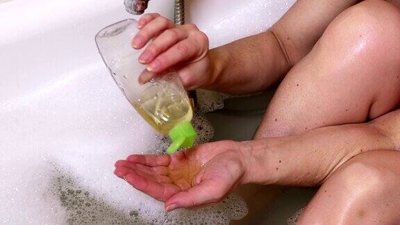 女人正在沐浴手里倒着香波