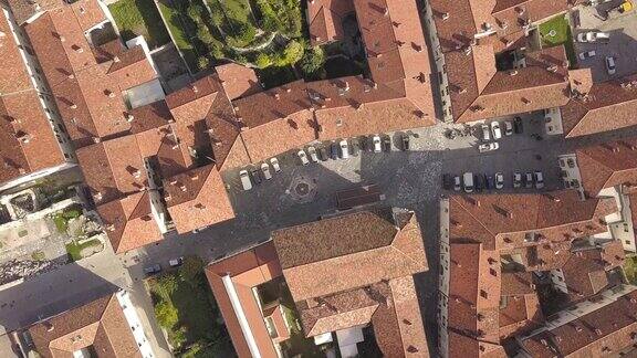 从上到下鸟瞰意大利北部历史小镇万宗古老建筑的红瓦屋顶
