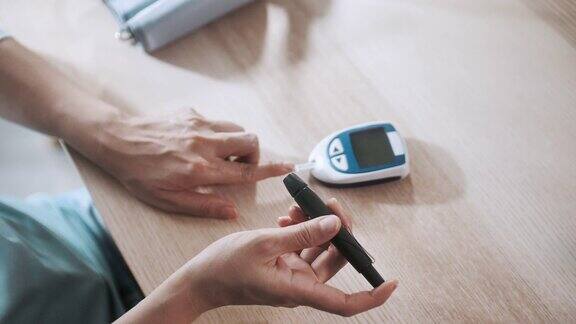 糖尿病患者使用血糖测量血糖水平