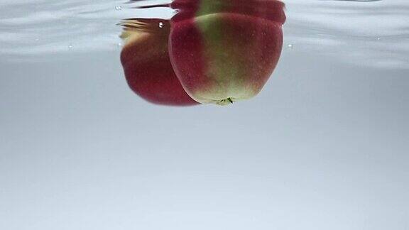 两个苹果水果放入水中