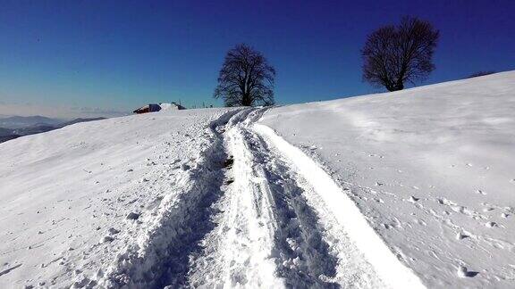 在白雪覆盖的高山路上开车超高清4K摄像机库存镜头