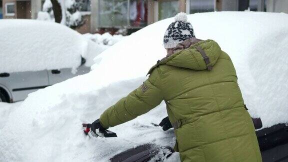 HD:男人刷掉车上的雪