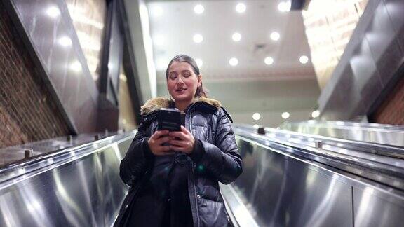 在纽约地铁自动扶梯上的西班牙裔拉丁裔女商人