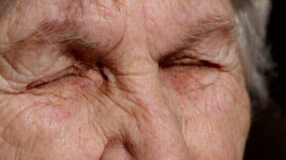 一个老妇人凝视的特写肖像情感的祖母