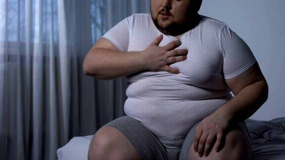 超重的男人感到胸痛身体保健心脏病发作呼吸困难