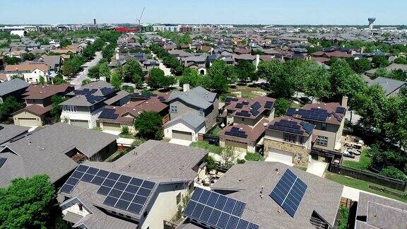 米勒新发展郊区屋顶太阳能电池板在奥斯汀德克萨斯州-鸟瞰图-鸟类飞行和太阳能电池板在绿色社区