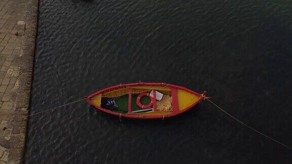 旧的彩色划艇停泊在马尔扎米港