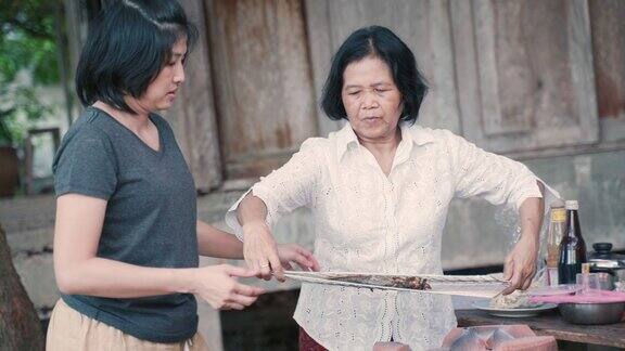 AsianMomandDaughtercookingtraditionalfoodathome亚洲妈妈和女儿在家里烹饪传统食物