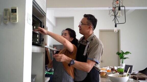 夫妻俩在家里烤饼干