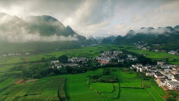 鸟瞰喀斯特山峰森林(万峰林)中的村庄和稻田贵州中国