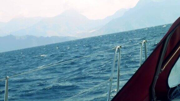 在海上航行的游艇上从烟雾中看到峭壁峭壁的大加那利岛