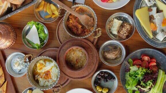 木桌上放着传统丰富的土耳其乡村早餐