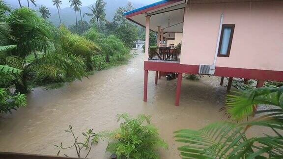 泰国街头遭遇洪水和热带降雨