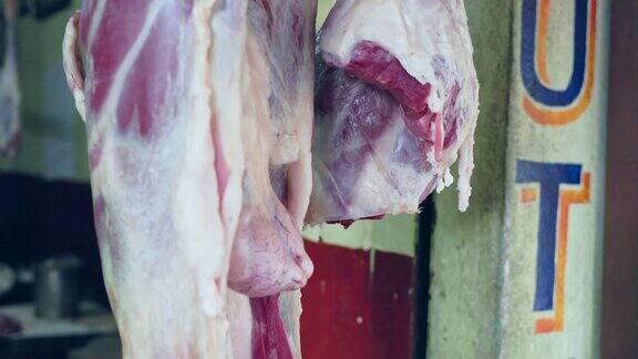 肉店前悬挂的新鲜生肉或死肉特写