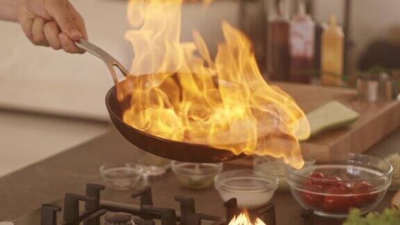 厨师用火烹饪烤制蔬菜