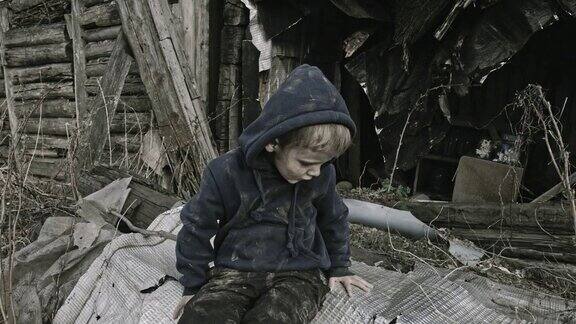 废墟上一个无家可归的孩子难民