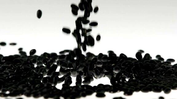 180fps超级慢动作黑豆落在白色表面上