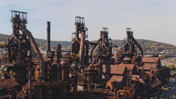 钢烟囱-历史上废弃的金属工厂在伯利恒宾夕法尼亚州空中无人机视频与平移摄像机运动