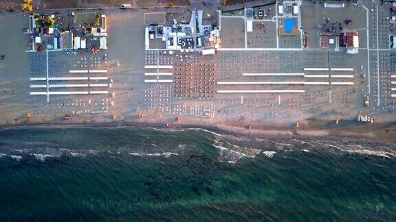 意大利里米尼海滩上海浪的美丽鸟瞰图