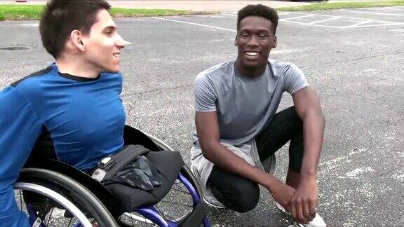 截肢者坐在轮椅上和朋友聊天