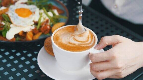 女人用勺子手工搅拌咖啡