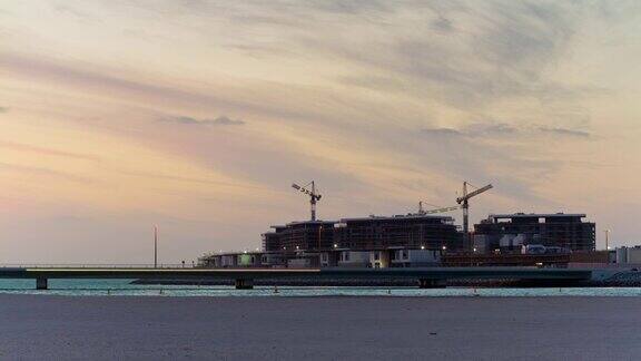 阿拉伯联合酋长国日落天空朱美拉海滩岛建设全景4k时间流逝