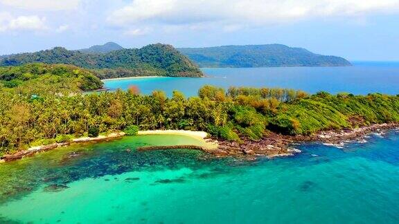美丽的海洋鸟瞰图上的岛屿椰子树