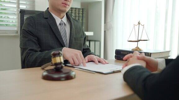 客户服务良好的合作商人与男性律师或法官之间的咨询与客户进行团队会议法律和法律服务理念