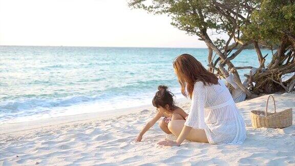 妈妈和女儿在沙滩上玩