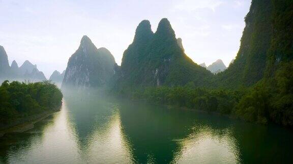 航拍中国漓江沿岸惊人的岩层