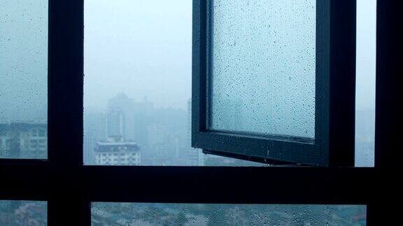 窗户在雨中打开