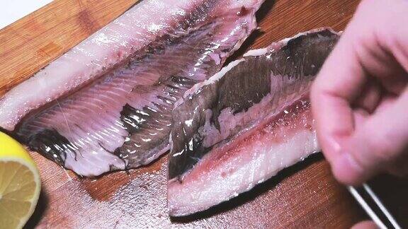 大西洋鲱鱼片的准备厨师用特制的钳子取出骨头质量检查