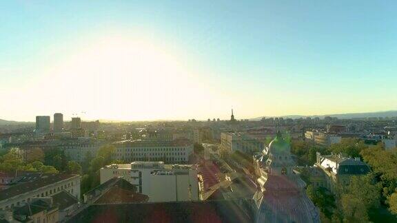 保加利亚索菲亚市区上空的无人机拍摄美丽的城市时钟指向20:40揭晓
