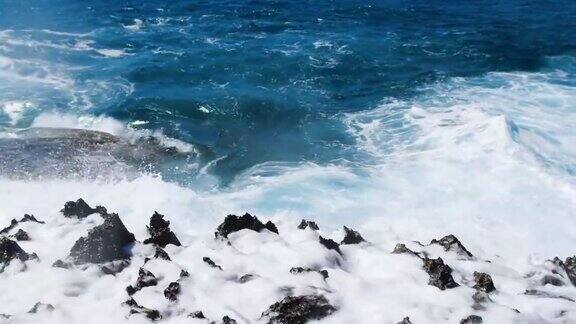 海浪冲击危险的岩石海洋风暴海浪冲击岩石在4k内造成水的爆炸